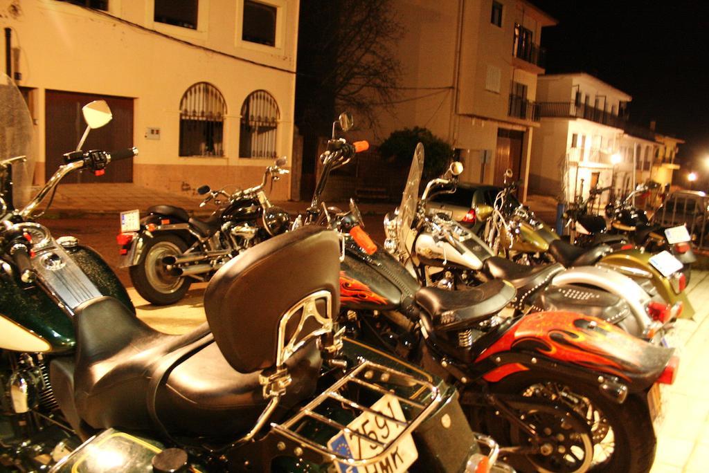 Apartamentos Turisticos Mirayuste Guadalupe  Esterno foto